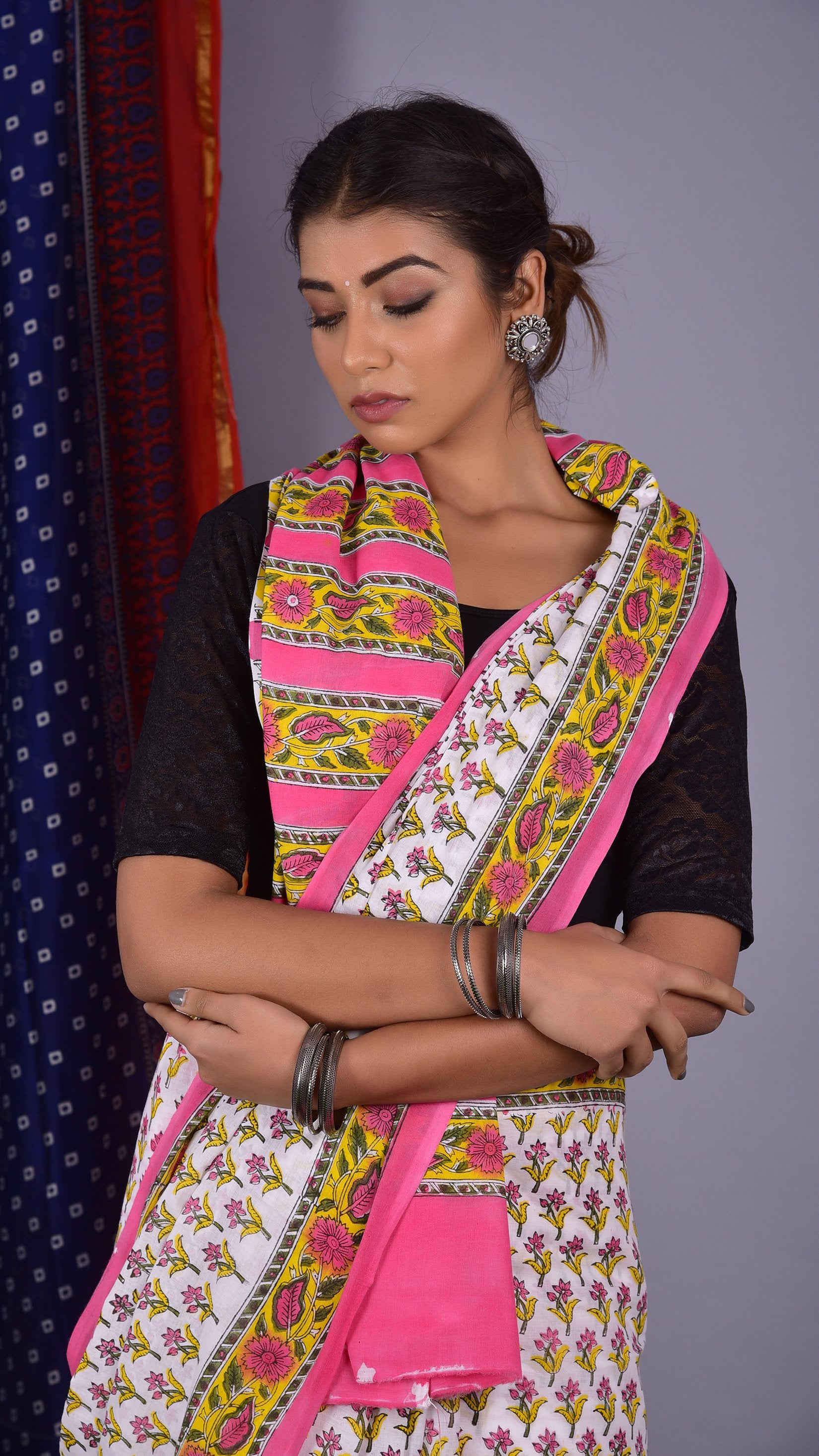 Handcrafted white Saree with pink booti - ShalviFashion